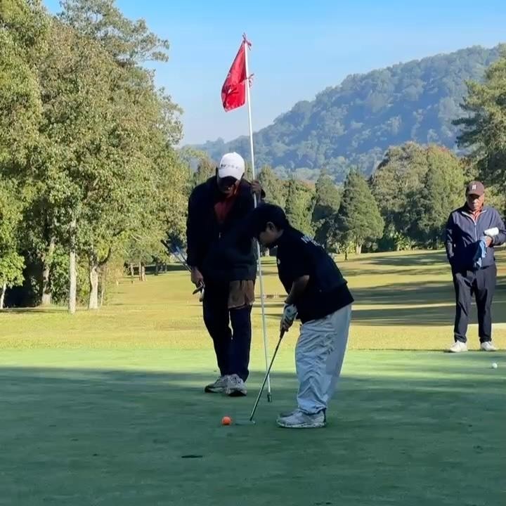 <p>Sekala terlihat begitu percaya diri dan lihai memukul bola golf selama turnamen. Tak hanya itu, bocah 10 tahun ini bahkan terlihat seperti atlet profesional saat berdiri mengambil posisi untuk memukul bola golf-nya. (Foto: Instagram @dittopercussion)</p>