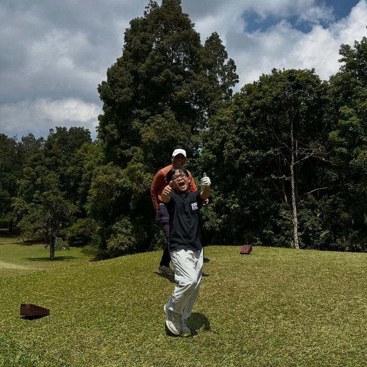 <p>Selain bangga, Ditto Percussion tampaknya masih tak percaya kalau putranya yang masih kecil sudah mengikuti turnamen golf, Bunda. "<em>U grow so fast boi</em> tiba2 udah turnament golf gak tu !! <em>Aaahhh</em> <em>ilah</em> bayik," tulis Ditto dalam unggahannya. (Foto: Instagram @dittopercussion)</p>