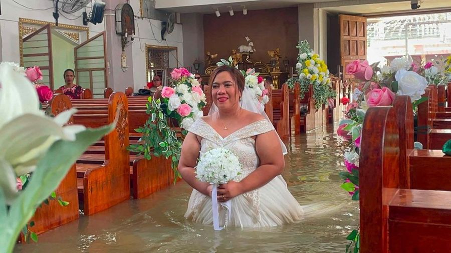 Seorang pengantin wanita Filipina melangkah di lorong Paroki St. Yohanes Pembaptis di tengah banjir di Hagonoy, provinsi Bulacan, Filipina, 1 September 2026. (Ang Tinig - St. John the Baptist Parish Hagonoy/Handout via REUTERS)