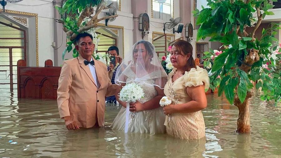 Seorang pengantin wanita Filipina melangkah di lorong Paroki St. Yohanes Pembaptis di tengah banjir di Hagonoy, provinsi Bulacan, Filipina, 1 September 2026.