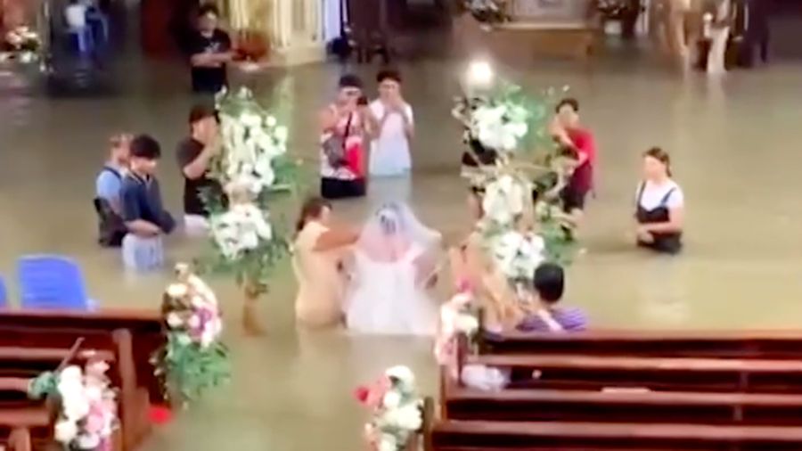 Sepasang kekasih di Provinsi Bulacan, Filipina, tetap melangsungkan pernikahan mereka pada Selasa (1/9/2026), meski banjir setinggi pinggang menggenangi bagian dalam gereja tempat upacara digelar.