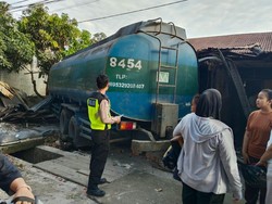 Sopir Ngantuk, Truk Tangki Tabrak Rumah Lansia di Sergai hingga Rusak Parah