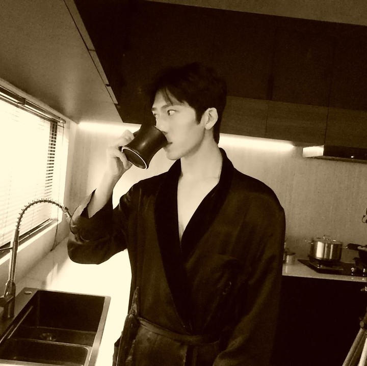 <p>Tak heran jika banyak penggemar drama China yang mulai memperhatikannya. Paras tampan dan pesona Jing Boran menjadi daya tarik tersendiri yang semakin membuat penggemar terpikat. (Foto: Instagram @jingxiaoxiansheng)</p>