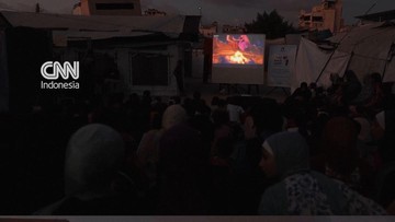 Momen Anak-anak Gaza Tonton Film Kartun di Layar Tancap Keliling