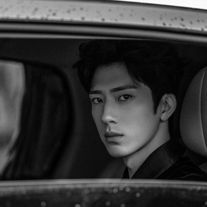 <p>Tidak hanya melalui kemampuan aktingnya yang memukau, paras tampannya juga sukses memikat hati para penggemar drama China. (Foto: Instagram @jingxiaoxiansheng)</p>