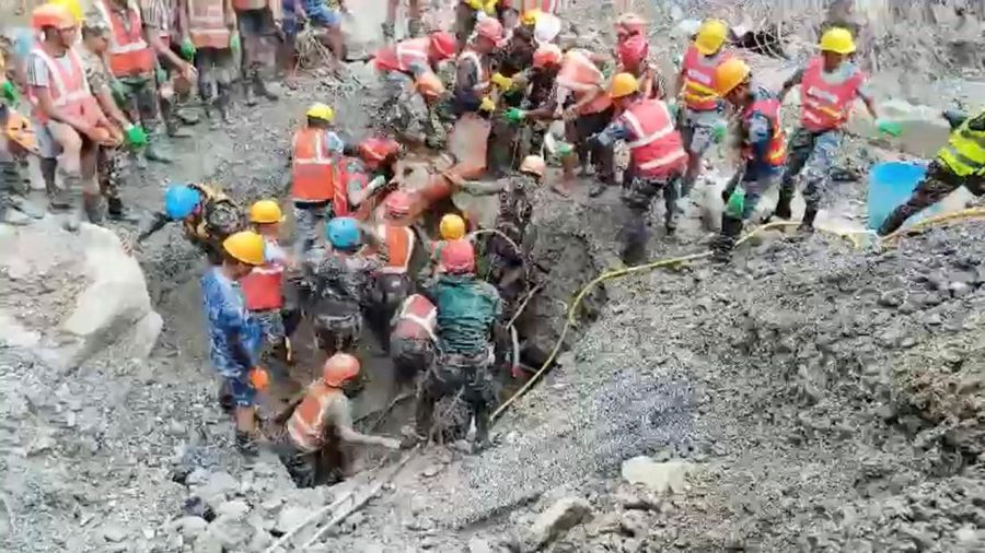 Tim penyelamat membawa seorang penyintas keluar dari terowongan yang terhubung dengan pembangkit listrik tenaga air setelah terjadinya banjir bandang dan tanah longsor yang mematikan, di lokasi yang disebutkan berada di distrik Rasuwa, Nepal, Jumat (4/9/2026). (via REUTERS/Nepal Army) Tim penyelamat membawa seorang penyintas keluar dari terowongan yang terhubung dengan pembangkit listrik tenaga air setelah terjadinya banjir bandang dan tanah longsor yang mematikan, di lokasi yang disebutkan berada di distrik Rasuwa, Nepal, Jumat (4/9/2026). (via REUTERS/Nepal Army)