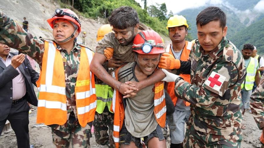 Tim penyelamat membawa seorang penyintas keluar dari terowongan yang terhubung dengan pembangkit listrik tenaga air setelah terjadinya banjir bandang dan tanah longsor yang mematikan, di lokasi yang disebutkan berada di distrik Rasuwa, Nepal, Jumat (4/9/2026). (via REUTERS/Nepal Army) Tim penyelamat membawa seorang penyintas keluar dari terowongan yang terhubung dengan pembangkit listrik tenaga air setelah terjadinya banjir bandang dan tanah longsor yang mematikan, di lokasi yang disebutkan berada di distrik Rasuwa, Nepal, Jumat (4/9/2026). (via REUTERS/Nepal Army)