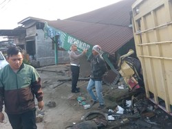 Pikap Vs Truk Tabrak Rumah hingga Mobil Warga di Deli Serdang, 1 Tewas