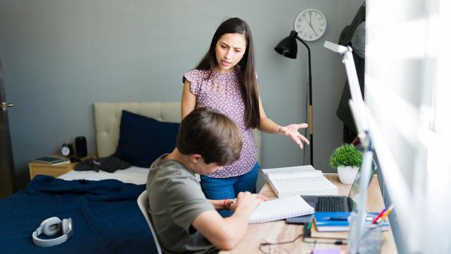 Stop Bilang "Ada Apa denganmu?" ke Anak, Ini Kalimat Penggantinya yang Lebih Baik