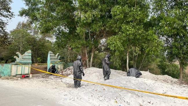 Polda Banten terjunkan tim periksa pembuangan limbah potasium di area persawahan Kampung Bayur, Desa Nambo Udik, Kecamatan Cikande, Kabupaten Serang. 