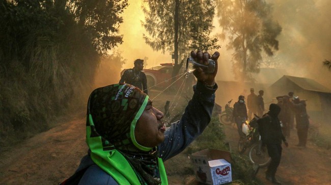 Taman Wisata Alam Kawah Ijen resmi ditutup pada Jumat (4/9) akibat karhutla yang merambat masuk ke kawasan tersebut.
