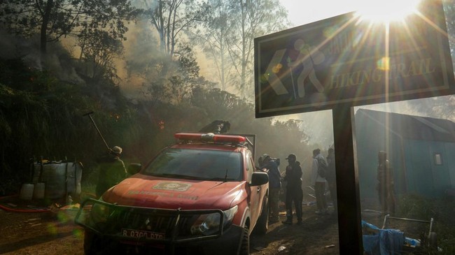 Taman Wisata Alam Kawah Ijen resmi ditutup pada Jumat (4/9) akibat karhutla yang merambat masuk ke kawasan tersebut.