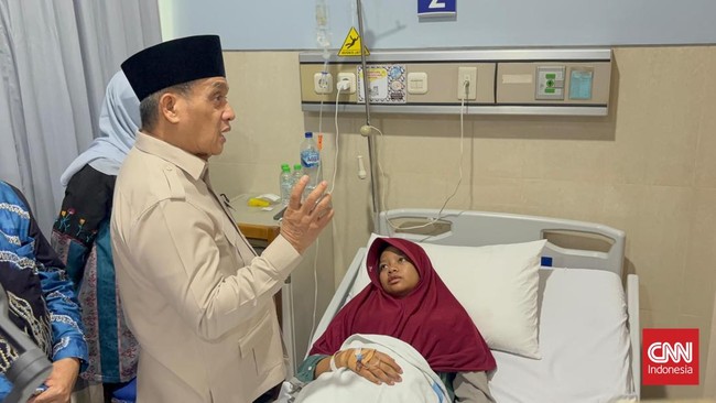 Wamenag Muhammad Syafiii menjenguk santri Pesantren Manbaul Hikam yang menjalani perawatan di RSUD RT Notopuro, Sidoarjo, akibat dugaan keracunan MBG.