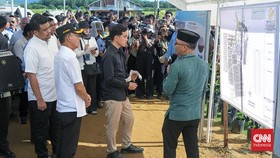 Wapres RI Gibran Rakabuming Raka  saat mengunjungi lokasi huntara penyintas bencana di Desa Napa, Kecamatan Batangtoru.