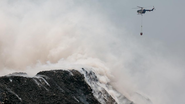 Helikopter Polisi menumpahkan air untuk memadamkan kebakaran sampah di TPA Putri Cempo, Solo, Jawa Tengah, Jumat (4/9/2026). Pemerintah Kota Solo dibantu Polda Daerah Istimewa Yogyakarta (DIY) menggunakan helikopter untuk melakukan water bombing atau