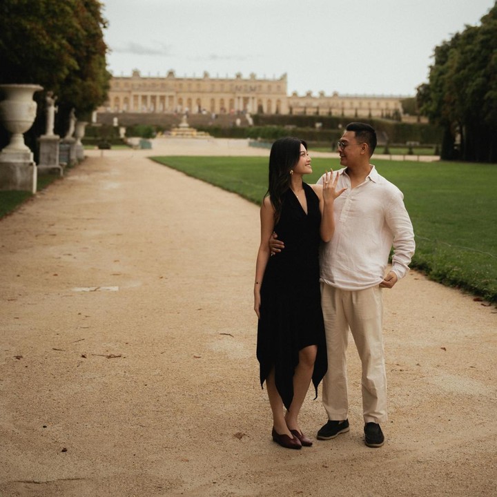 <p>Melalui unggahan di Instagran, Yoriko membagikan momen romantis saat sang kekasih melamarnya di tempat yang begitu spesial, yakni di Istana Versailles (Ch&acirc;teau de Versailles), yang terletak di Versailles, Paris, Prancis. Aldio tampak melamar Yoriko di taman megah yang dikelilingi pepohonan rindang, dengan bangunan utama Istana Versailles terlihat sebagai latar momen lamaran. (Foto: Instagram @yorikooangln_)</p>
