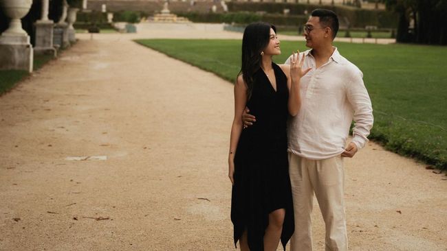 Romantis! Pemeran Wati di Film Dilan Yoriko Angeline Dilamar Pembalap Aldio Oekon di Paris