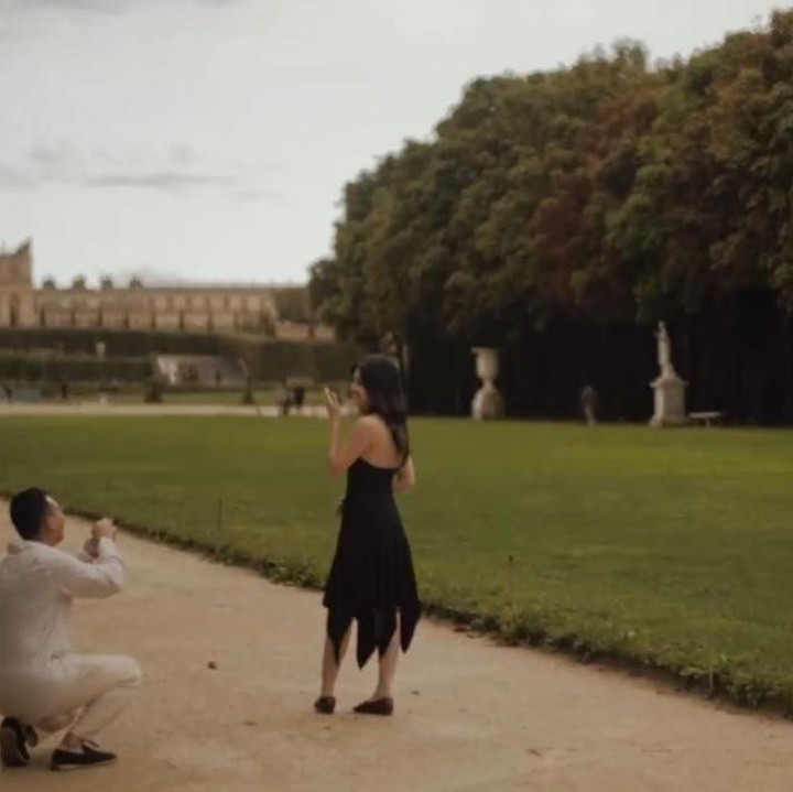 <p>Yoriko sempat terlihat kaget saat Aldio berlutut dan melamarnya di halaman Istana Versailles. Setelah menerima lamaran tersebut, Yoriko memeluk kekasihnya. "Menemukan teman hidup untuk selamanya," tulis sang aktris di <em>caption</em> unggahan ini. (Foto: Instagram @yorikooangln_)</p>