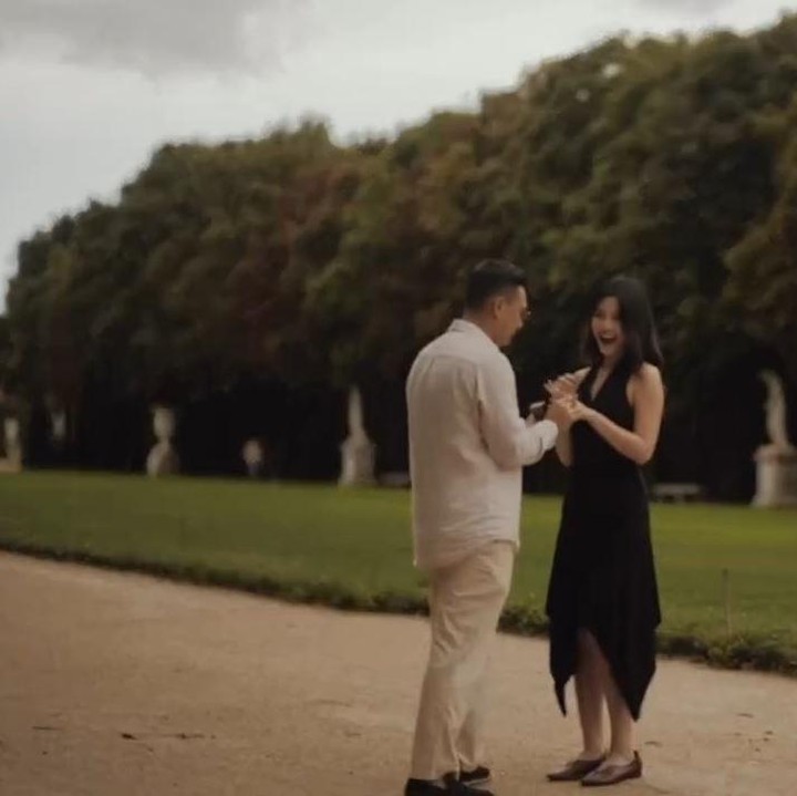 <p>Unggahan Yoriko ini banyak dibanjiri komentar ucapan selamat dari rekan artis. "<em>congratsss guys</em>," tulis artis Alyssa Daguise. "Eh eh ehhhhhhh selamaatt sayangggg," ungkap Prilly Latuconsina. "<em>Congratulations guys</em>," kata Aaliyah Massaid. (Foto: Instagram @yorikooangln_)</p>
