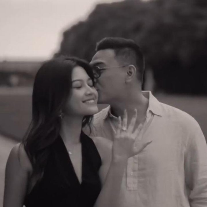 <p>Kabar bahagia datang dari aktris Yoriko Angeline. Pemeran Wati di film <em>Dilan</em> ini baru saja dilamar sang kekasih yang berprofesi sebagai pembalap, Aldio Oekon. (Foto: Instagram @yorikooangln_)</p>