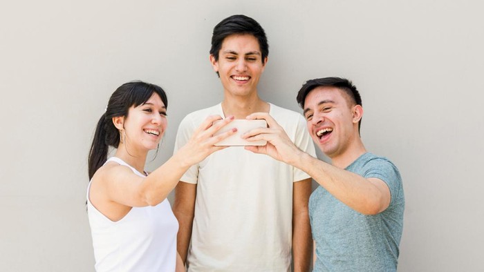 6 Ciri Kepribadian yang Dimiliki Anak Tengah Menurut Psikolog
