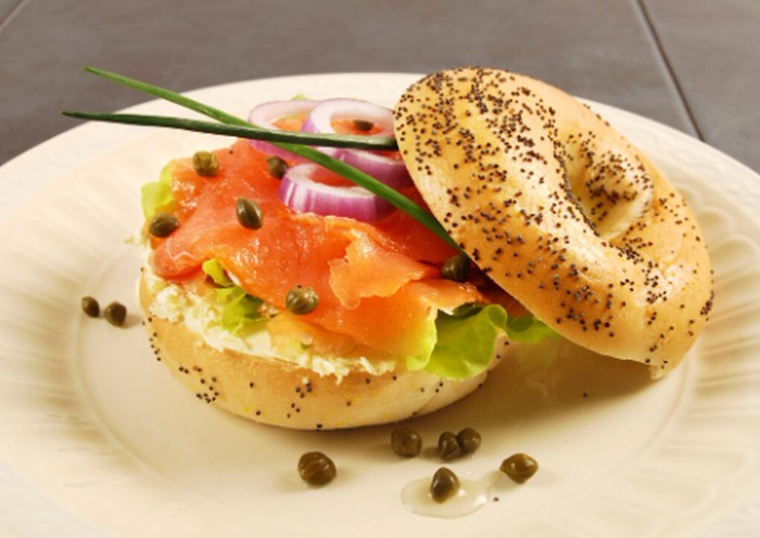 Roti gandum utuh kaya serat dan dapat membuat kenyang lebih lama. Tambahkan smoked salmon dan alpukat untuk mendapatkan omega-3, lemak sehat, dan serat dalam menu sarapan./ Foto: magnific.com/jcstudio