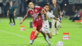Pesepak bola Bali United Teppei Yachida (kiri) berebut bola dengan pesepak bola PSS Sleman Cloudio Faiera Mutzi (kanan) saat pertandingan Super League 2026/2027 di Stadion Kapten I Wayan Dipta, Gianyar, Bali, Jumat (4/9/2026). Bali United mengalahkan