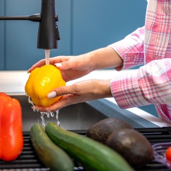 8 Cara Mencuci Buah dan Sayur yang Tepat, Jangan Sampai Salah Langkah
