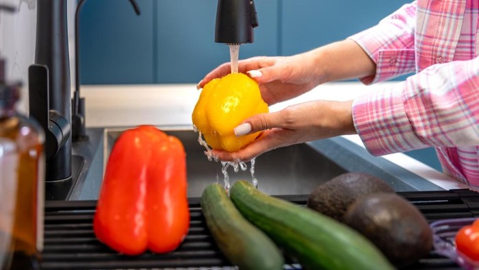 8 Cara Mencuci Buah dan Sayur yang Tepat, Jangan Sampai Salah Langkah