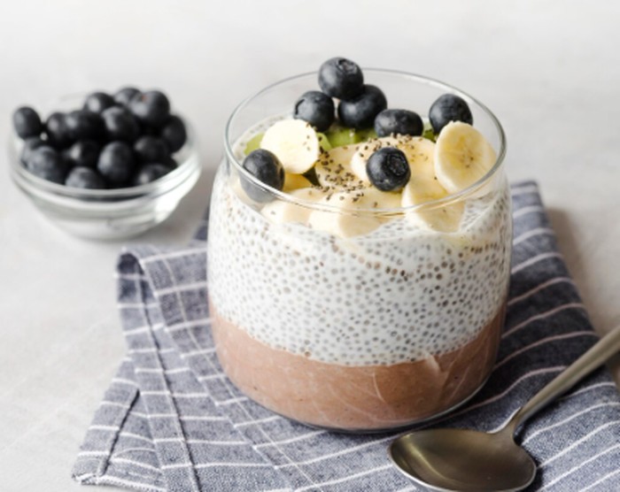 Chia seed kaya serat dan omega-3 yang memiliki sifat antiinflamasi untuk membantu mendukung kesehatan lapisan usus. Padukan dengan kefir dan buah untuk mendapatkan tambahan probiotik, serat, serta antioksidan./ Foto: magnific.com