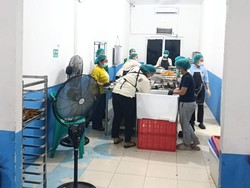 Pengungsi Erupsi Gunung Sinabung Dapat MBG