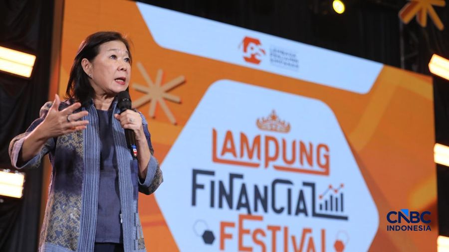 Deputi Gubernur Bank Indonesia, Filianingsih Hendartasaat menyampaikan pemaparan dalam Lampung Financial Festival di Hotel Novotel, Bandar Lampung, Sabtu (5/9/2026). (CNBC Indonesia/Tri Susilo)
