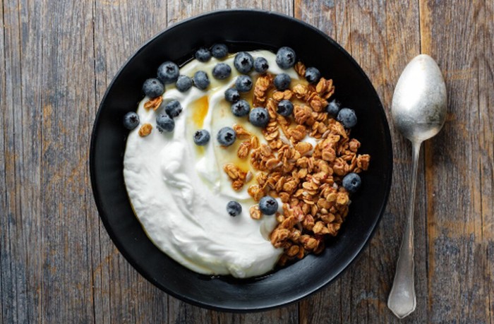 Greek yogurt menjadi pilihan sarapan yang mengandung probiotik untuk mendukung kesehatan usus. Tambahkan buah dan kacang untuk memperoleh serat, antioksidan, lemak sehat, dan nutrisi lainnya./ Foto: magnific.com/valeria_aksakova