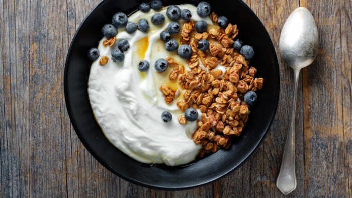 Greek yogurt menjadi pilihan sarapan yang mengandung probiotik untuk mendukung kesehatan usus. Tambahkan buah dan kacang untuk memperoleh serat, antioksidan, lemak sehat, dan nutrisi lainnya./ Foto: magnific.com/valeria_aksakova