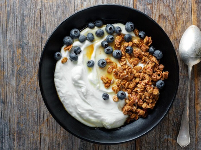 Greek yogurt menjadi pilihan sarapan yang mengandung probiotik untuk mendukung kesehatan usus. Tambahkan buah dan kacang untuk memperoleh serat, antioksidan, lemak sehat, dan nutrisi lainnya./ Foto: magnific.com/valeria_aksakova