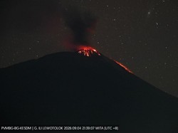 Gunung Ile Lewotolok Meletus 378 Kali Seharian, Lava Baru Mengalir 500 Meter