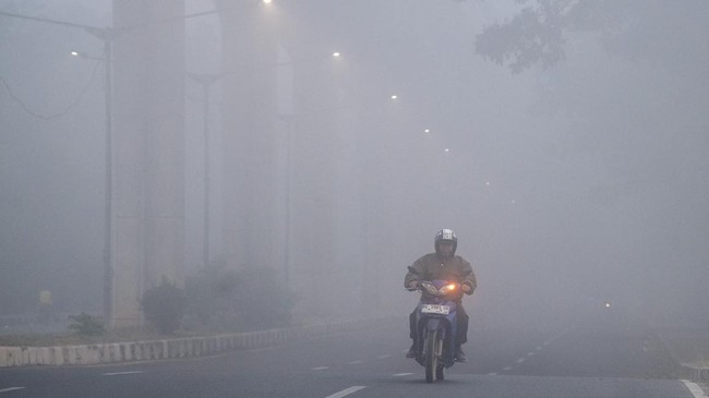 Kabut Asap Dampak Karhutla di Palembang