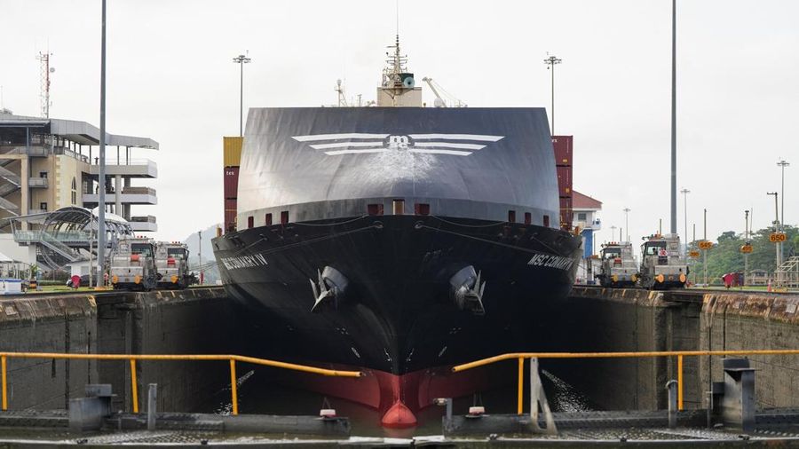 Kapal peti kemas MSC CONAKRY IV melintasi Pintu Air Miraflores di Terusan Panama, di tengah penurunan permukaan air akibat kurangnya curah hujan nan mengenai dengan El Niño, di Panama City, Panama, pada 4 September 2026.
