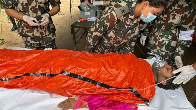 Keajaiban 2 Korban Selamat 9 Hari Terjebak Lumpur Banjir Nepal