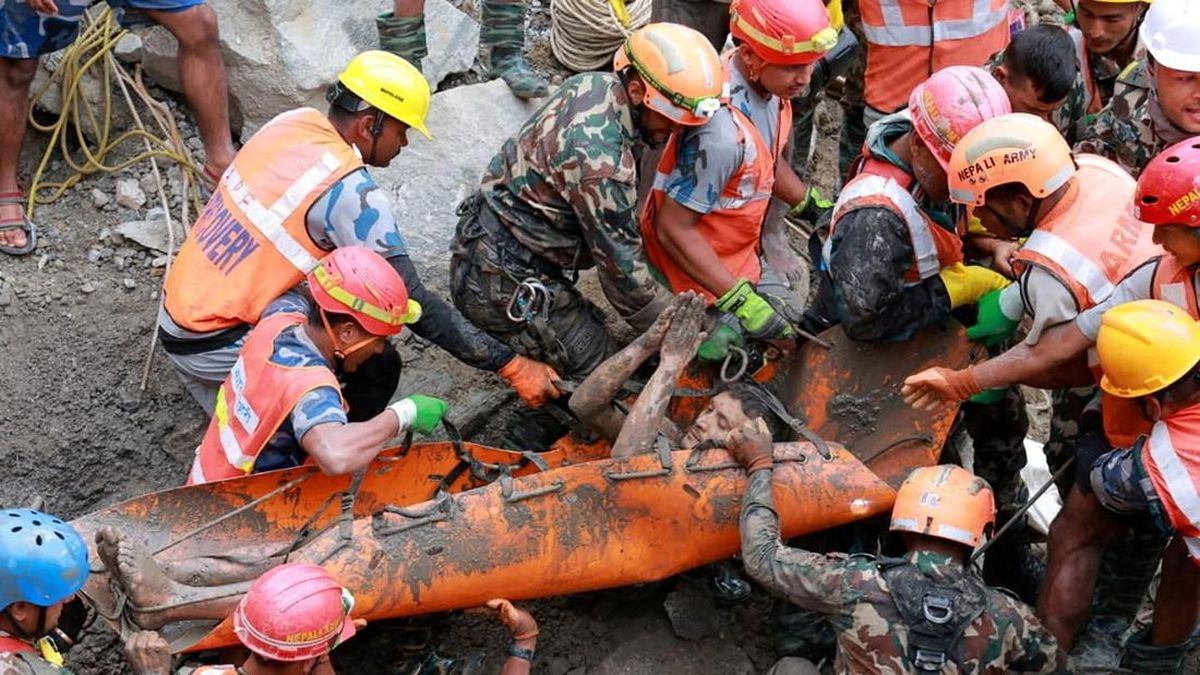 Penyelamatan 2 Orang setelah 9 Hari Terjebak Lumpur Banjir Nepal