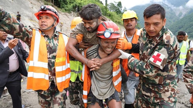 Keajaiban 2 Korban Selamat 9 Hari Terjebak Lumpur Banjir Nepal