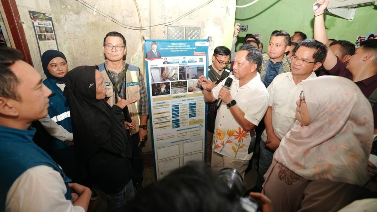 Mendagri Tinjau Program Bedah Rumah di Bukit Duri