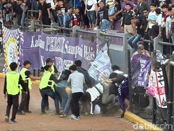 Video Kericuhan Suporter di Laga Persik vs Dewa United: Pagar Tribun Jebol