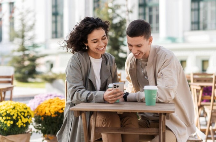Pasangan dengan kompatibilitas mental dan emosional yang kuat memahami pentingnya menetapkan batasan dalam hubungan. Menurut ahli, batasan bukan tentang mengontrol pasangan, melainkan menentukan tindakan yang akan kamu ambil ketika kebutuhanmu tidak dihargai./ Foto: magnific.com/frimufilms