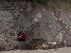 Video: Momen Korban Banjir Nepal Pulang ke Rumah Pakai Zipline