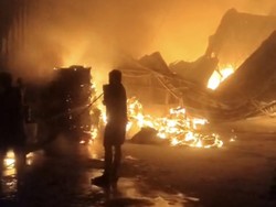 Jago Merah Ngamuk, Pabrik Rokok di Jabon Sidoarjo Ludes Terbakar