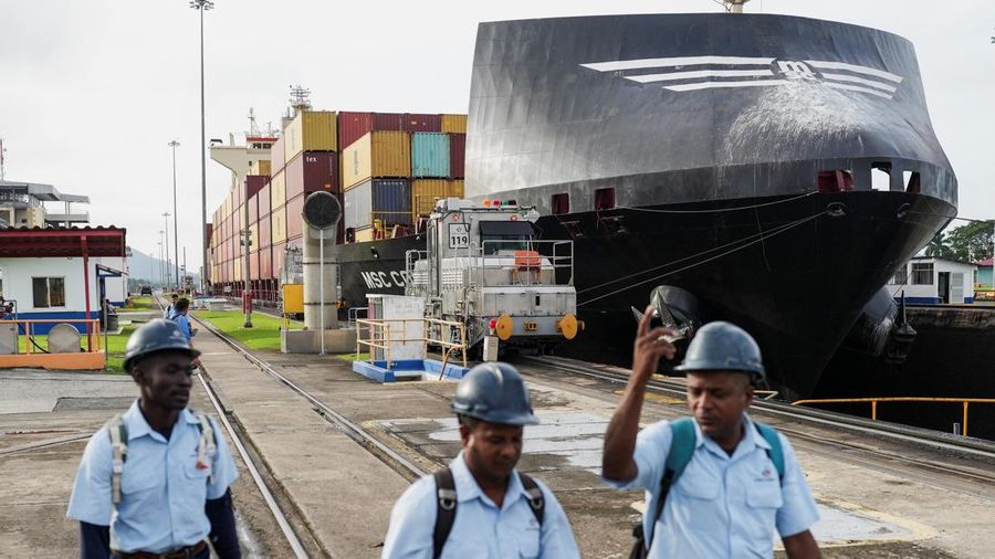 Para pekerja Terusan Panama melangkah di sepanjang pintu air Miraflores saat kapal peti kemas MSC CONAKRY IV melintasi Terusan Panama, di tengah penurunan permukaan air akibat kurangnya curah hujan nan dikaitkan dengan El Niño, di Panama City, Panama, pada 4 September 2026.