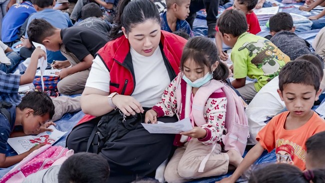 Ketua Umum DPP Taruna Merah Putih Pinka Haprani (tengah) berbaur di tengah anak korban Gempa Flores NTT untuk memberikan trauma healing.