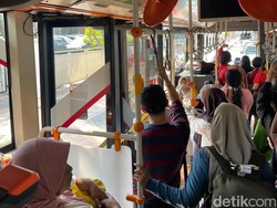 AC Suroboyo Bus Mati Berujung Pintu Tengah Dibuka Saat Masih Jalan