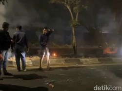 Geng Motor Bawa Busur Serang Warga-Bakar Tanaman di Median Jalan Makassar